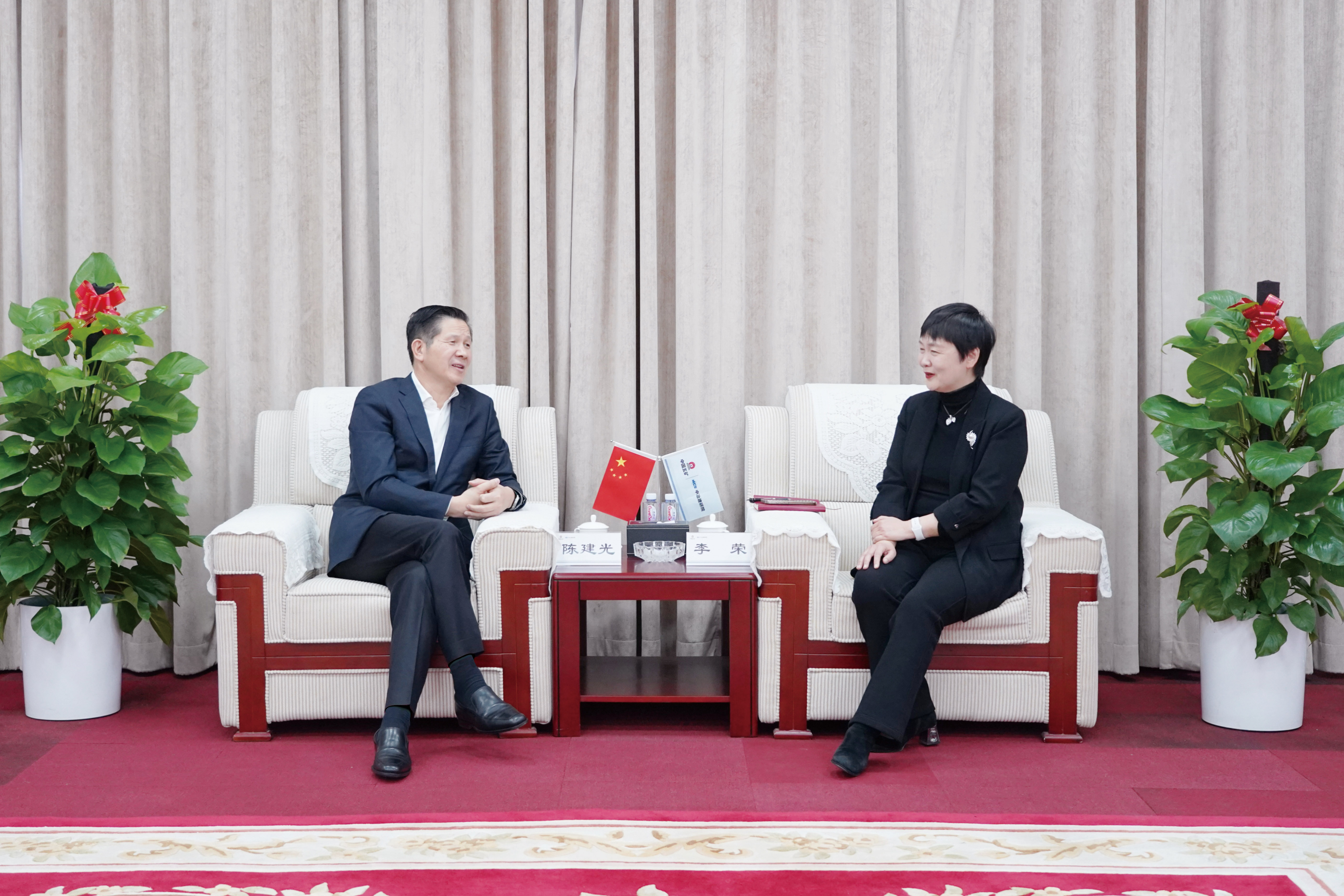 陳建光與統(tǒng)戰(zhàn)聯(lián)系對(duì)象談心交流